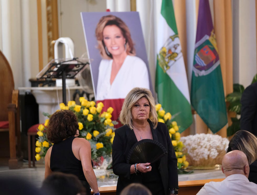 terelu campos en el funeral tras la muerte de su madre, maría teresa campos