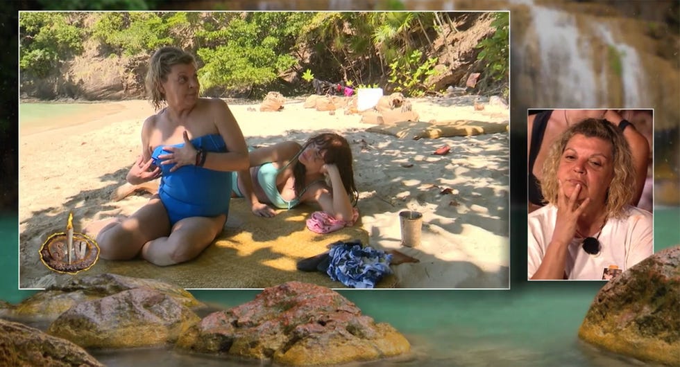 la presentadora con un banador azul en playa calma en supervivientes