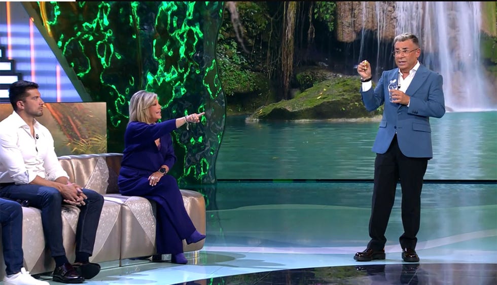 los presentadores bromean con una botella de agua y un mechero