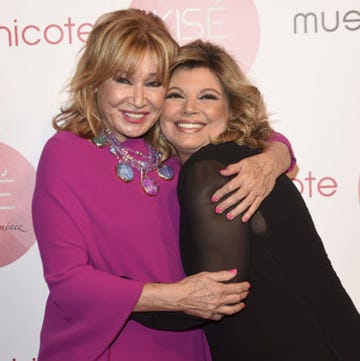 Mila Ximenez y Terelu Campos la colaboradora, fallecida en 2021, abraza a la presentadora en una imagen de archivo