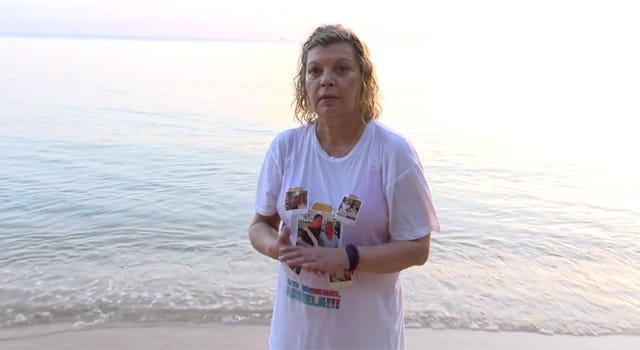 la presentadora en una playa de honduras con su camiseta de abuela
