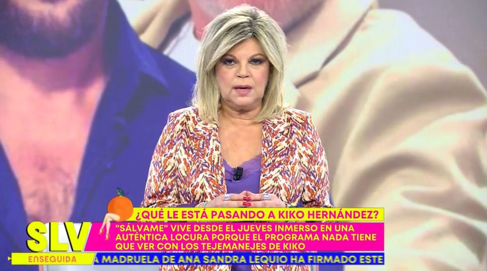 la presentadora en el plató del programa de telecinco