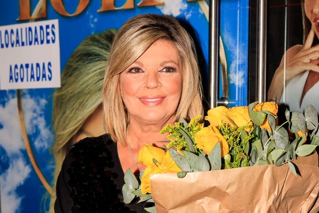 la presentadora con un ramo de rosas amarillas tras el estreno de su obra