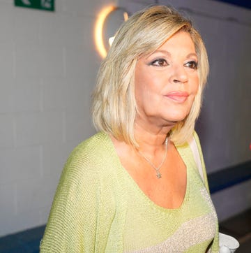 Terelu Campos terelu campos con chaqueta y top de punto con rayas en tonos pistacho y crema