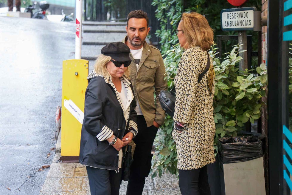 terelu campos con rocio carrasco y fidel albiac en el hospital donde esta ingresada teresa campos