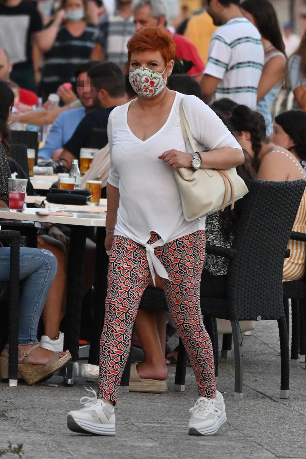 terelu, de cuerpo entero y protegida con mascarilla, pasea por las calles de málaga
