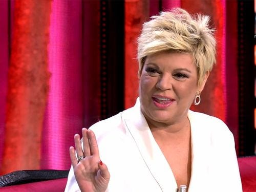 la colaboradora terelu campos hablando en plato con una mano levantada