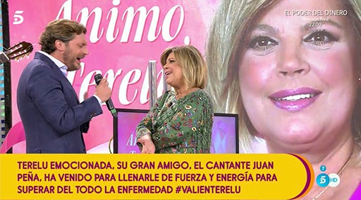 Pink, Photo caption, News, Blond, Photography, Media, 