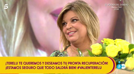 Hair, Blond, Facial expression, Smile, Yellow, Hairstyle, Long hair, Photo caption, Cheek, Iris, 