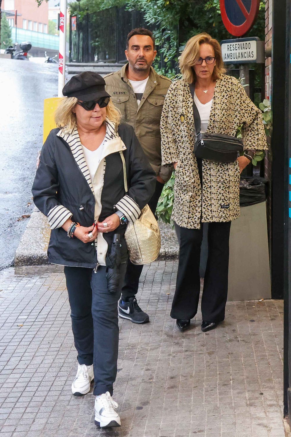la llegada de terelu campos al hospital tras el ingreso de su madre en compañía de rocío carrasco y fidel albiac