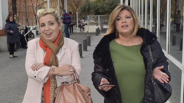 terelu campos y carmen borrego caminando por la calle