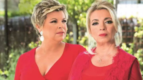 terelu campos y carmen borrego posando vestidas de rojo