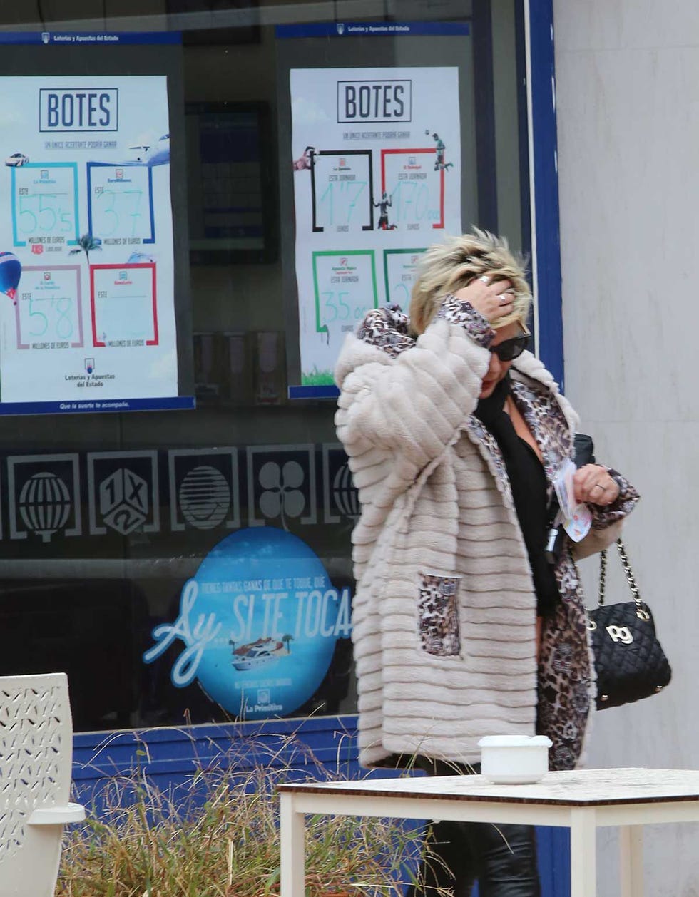 Terelu Campos abandona una administración de loteria en Madrid