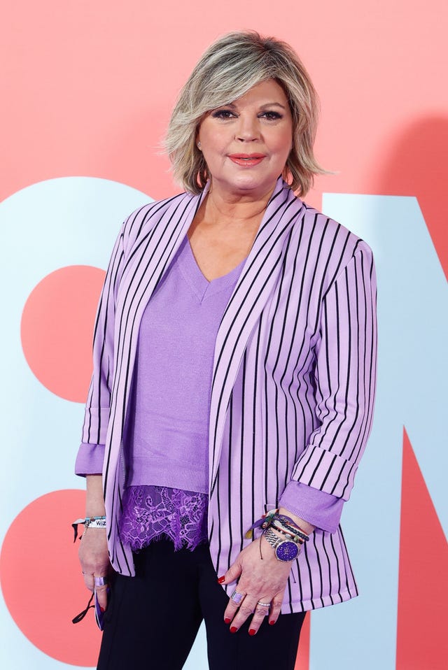 la presentadora con una americana de rayas en color lila y negro y una camiseta lila