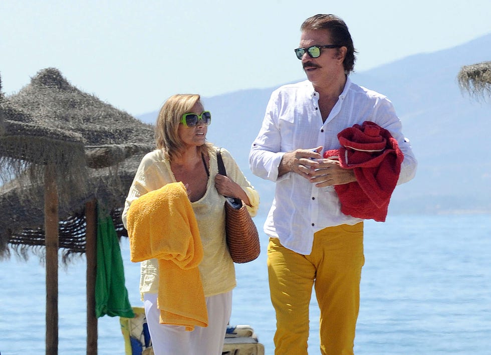 la ex pareja pasea por las playas de la costa del sol en una foto de 2020