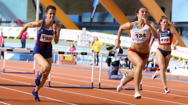 teresa errandonea corre por delante de caridad jiménez en una competición de 60 metros vallas de atletismo
