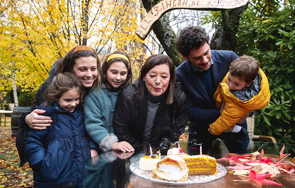 la presentadora y actriz, por su 68 cumpleaños, hace balance de su vida, nos habla de la tele, la familia y de sus deseos para 2021 posa con su hijo, luis, su nuera y sus nietos