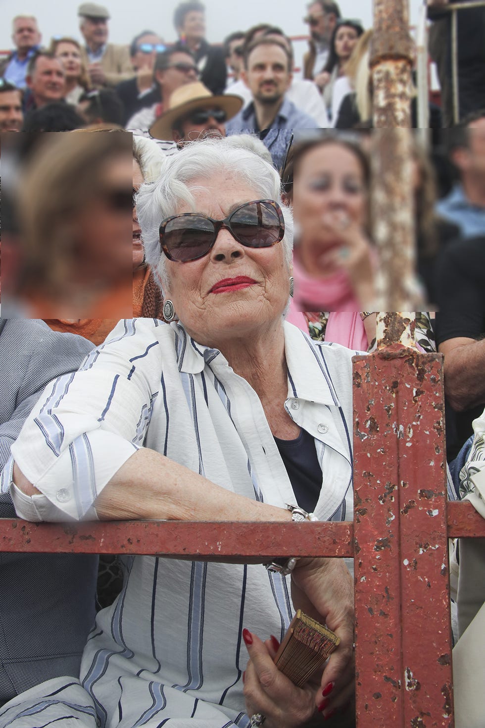 People, Glasses, Eyewear, Tourism, Sunglasses, Event, Crowd, Vision care, Tradition, 