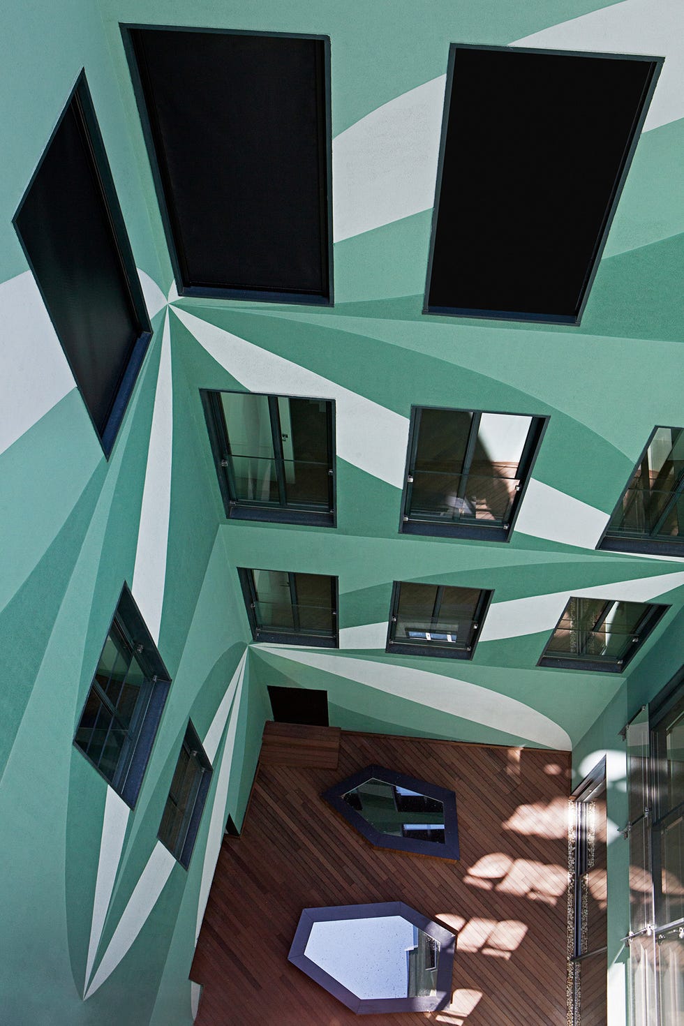patio interior verde por teresa sapey y francesca heathcote