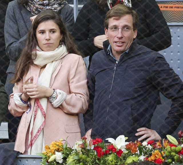 el alcalde de madrid y su mujer en un partido de tenis