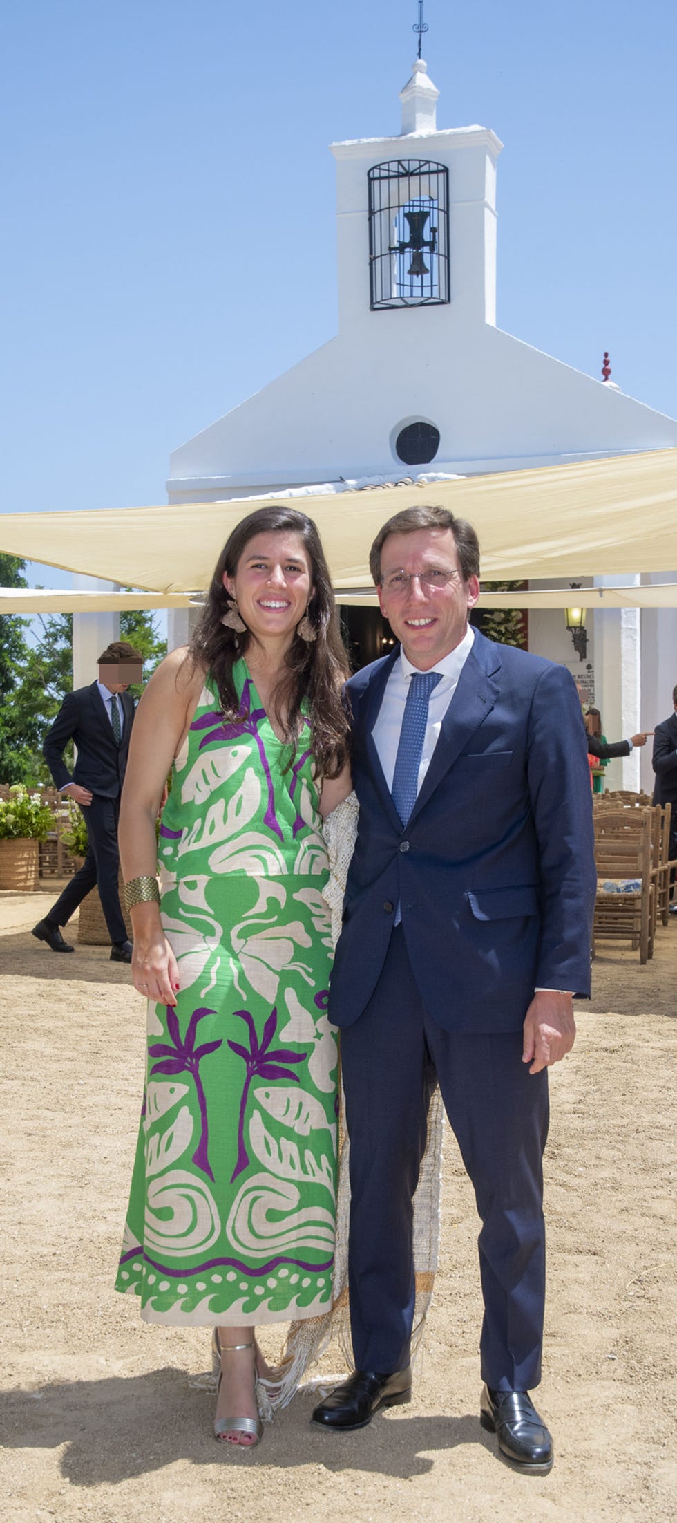 el alcalde de madrid y su esposa en una boda en un cortijo de sevilla