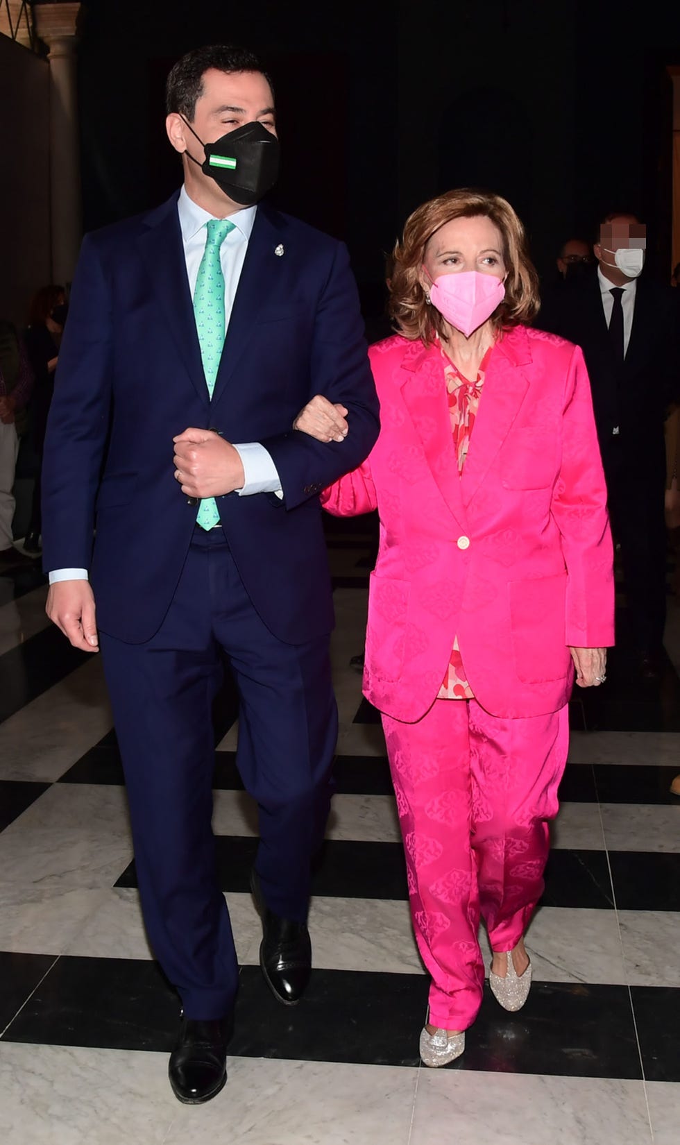 la presentadora con su hija y el presidente de la junta de andalucía