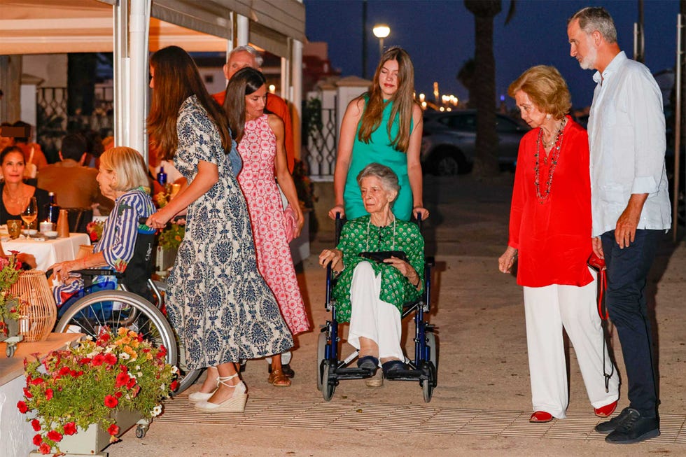 teri hatcher cena en el mismo restaurante que felipe vi y su familia