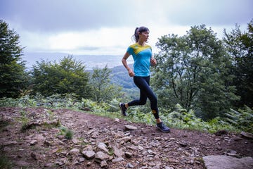 una corredora de montaña con ropa deportiva sostenible de la marca ternua