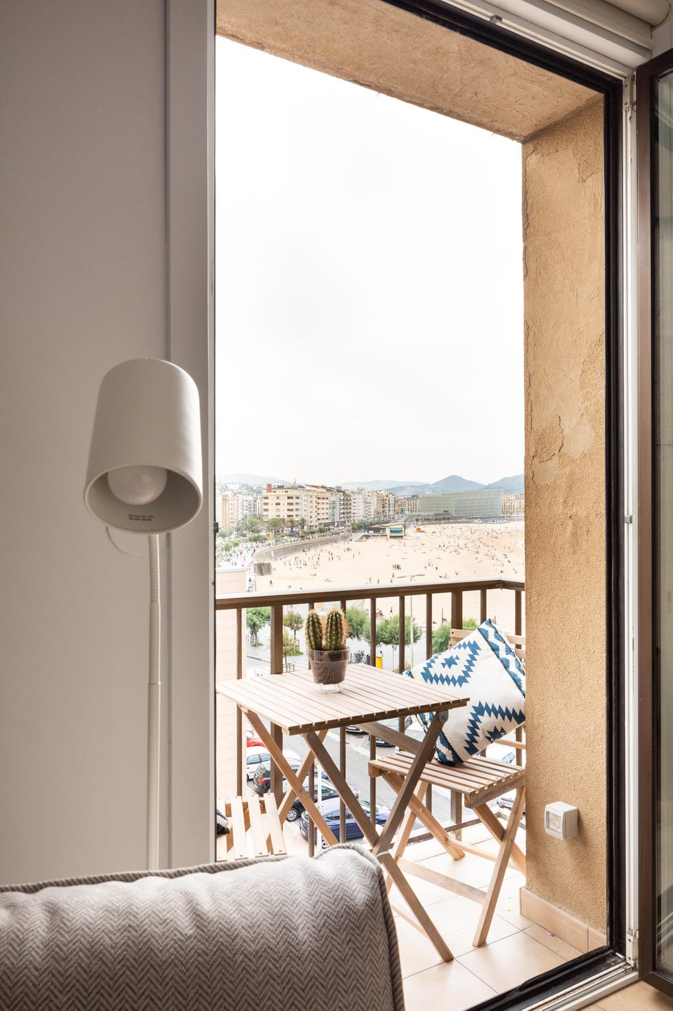 terraza con vistas a la playa de la zurriola, en el barrio de gros de san sebastián