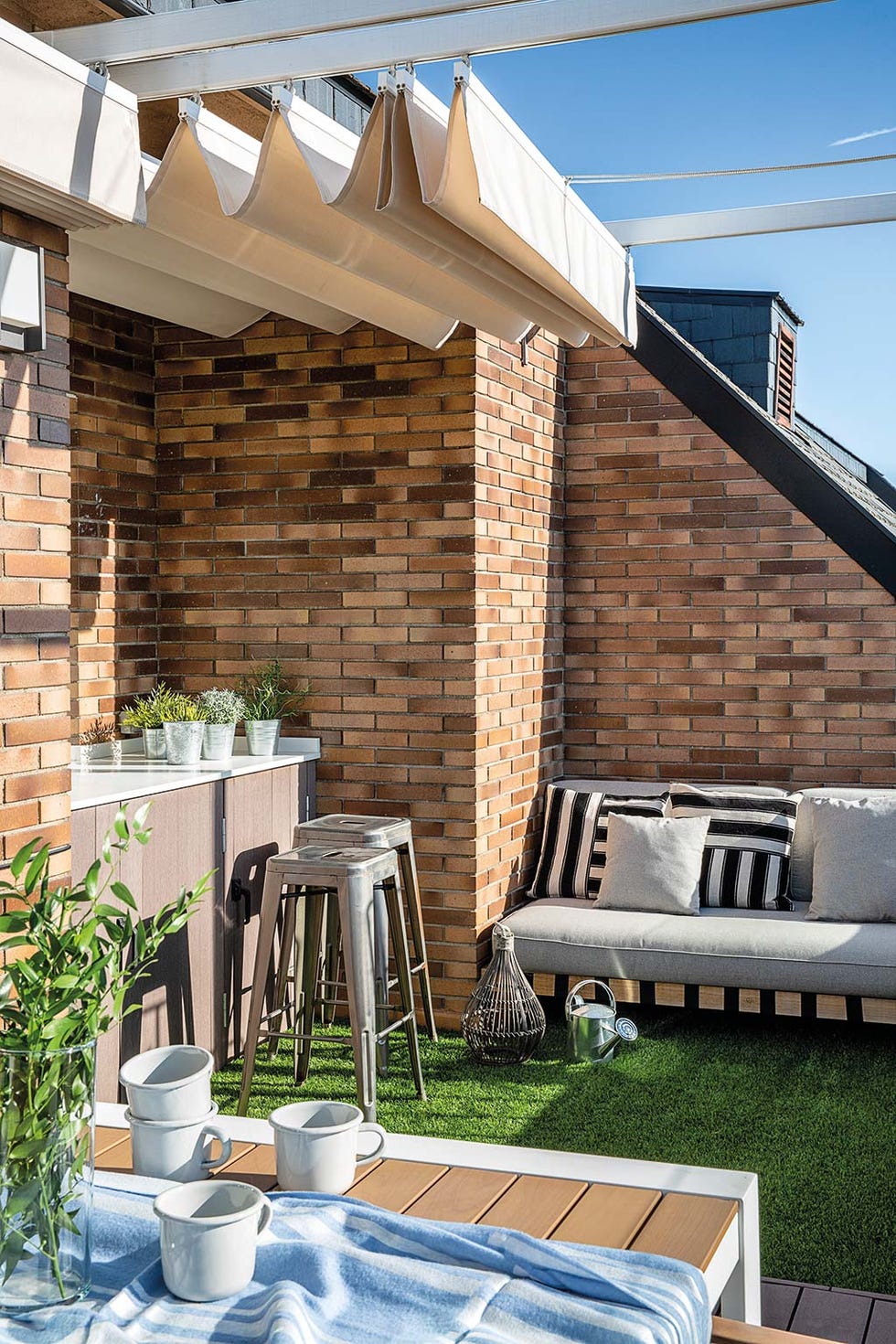 terraza con mueble bar, zona de estar y comedor