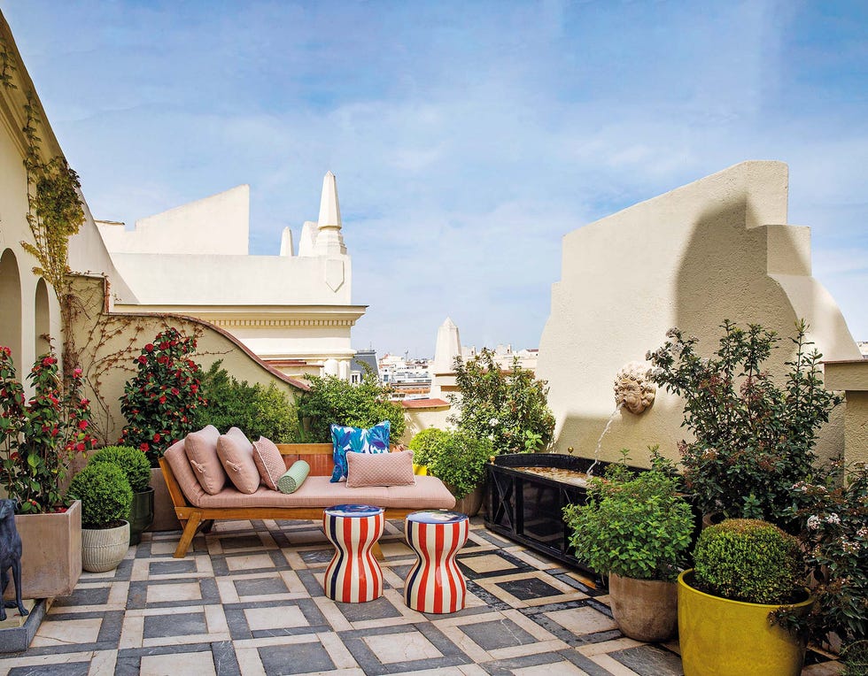 una terraza en un ático diseñado por jean porsche