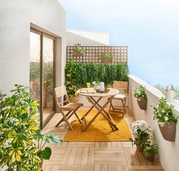terraza con mesa y sillas de madera plegables