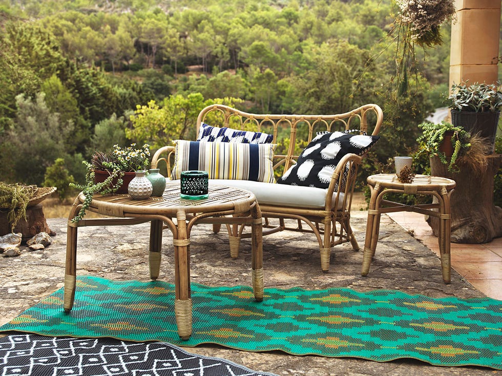 Terraza decorada con muebles de ratán