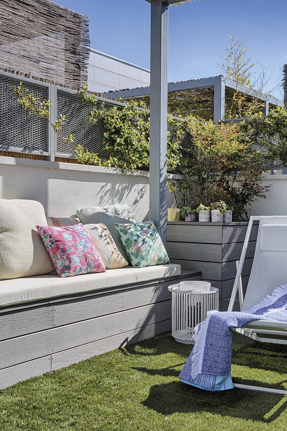 terrazas y jardines patio con muebles de obra