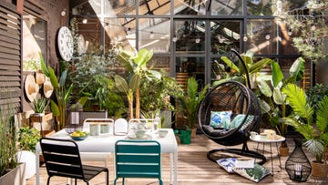 terraza decorada con guirnaldas de luces y farolillos