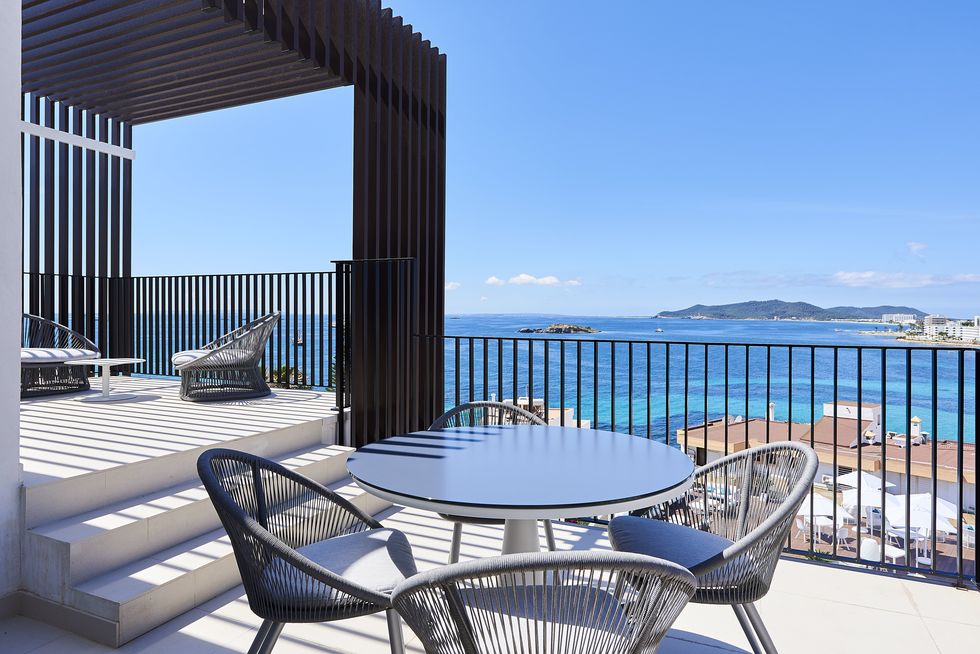 las habitaciones del eurostars ibiza tienen acceso a una terraza frente al mar mediterráneo