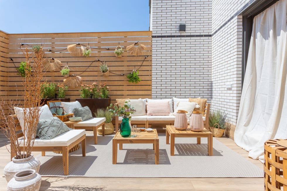 patio exterior con muebles de madera