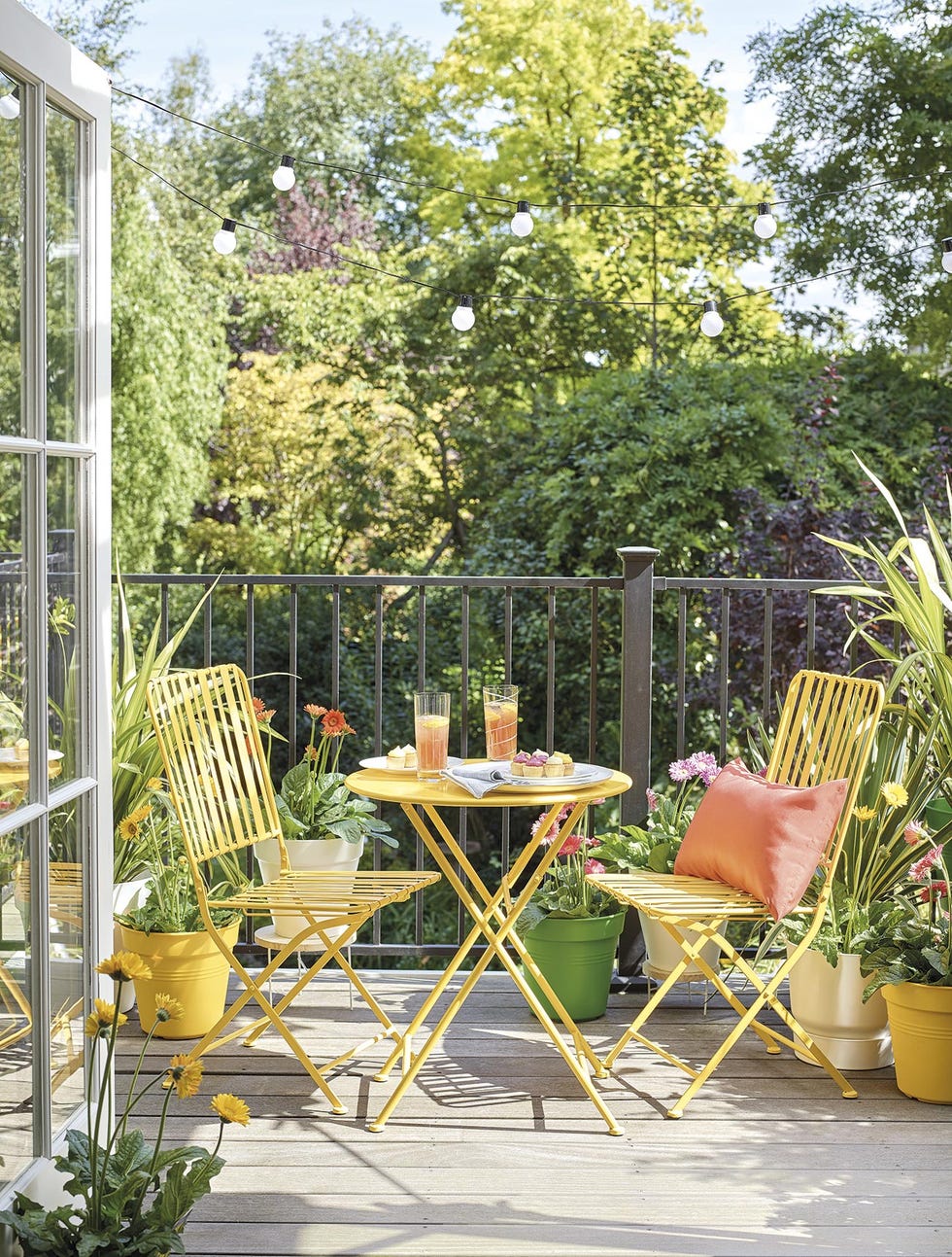 terraza con pequeño comedor amarillo