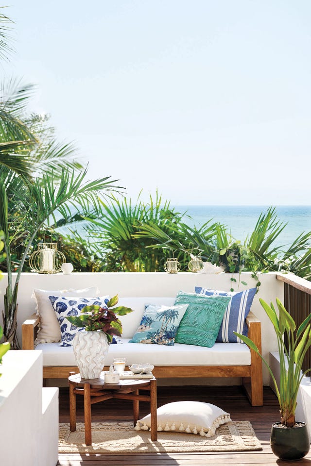 terraza con muebles de madera