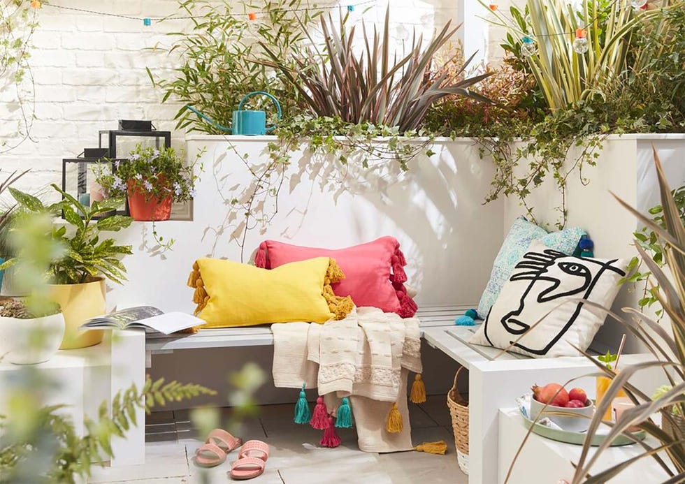 terraza mini con banco y plantas