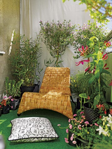 terraza pequeña decorada con flores y butaca de fibra césped artificial