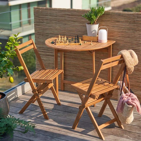 terraza pequeña con mesa y sillas