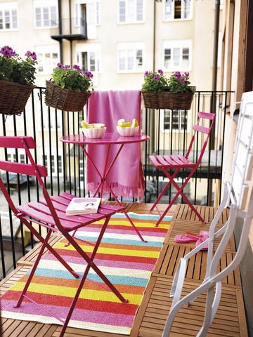 terraza urbana con muebles rosa y plantas