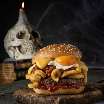 terrorific burger, la hamburguesa de tony roma’s para halloween 2023