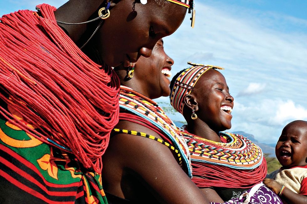 Samburuvrouwen in de bwerkelijke traditionele kralentooi vermaken zich in hun stamgebied in CentraalKenia