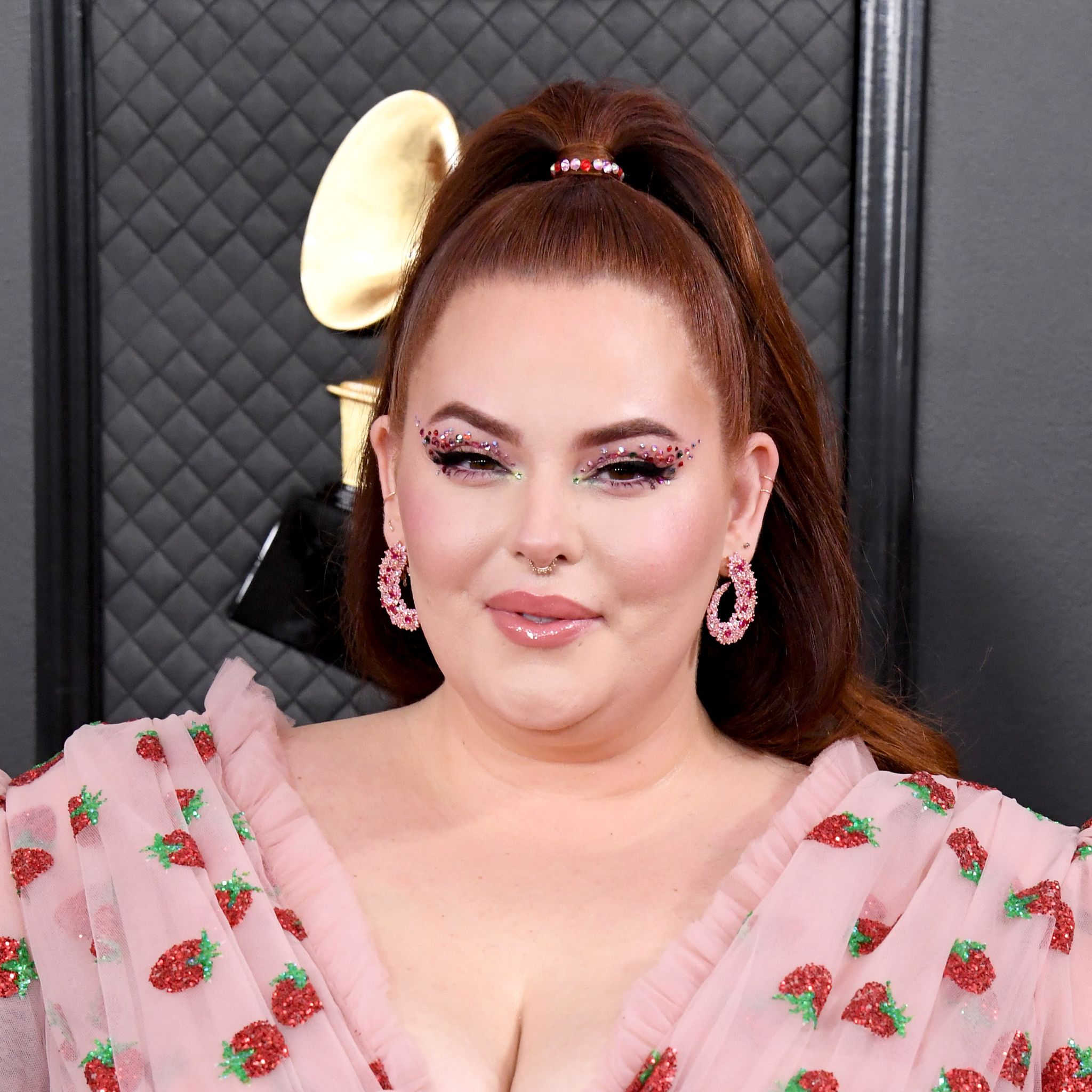 https://hips.hearstapps.com/hmg-prod/images/tess-holliday-opens-up-about-being-in-recovery-from-anorexia-1620293315.jpg?crop=1xw:0.6665xh;center,top&resize=2048:*