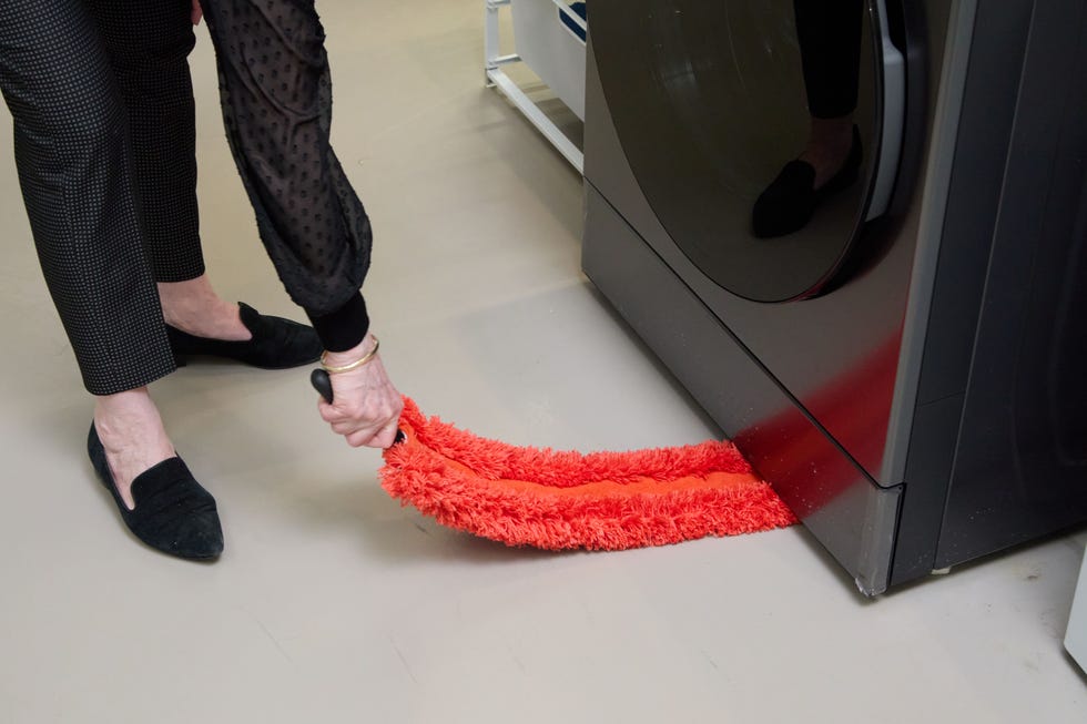 testing the oxo under appliance duster