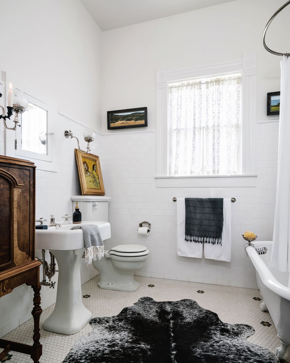 tiny texas farmhouse white bathroom