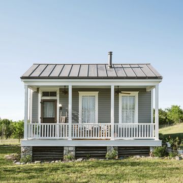 antes y después de un bungaló convertido en mini casa de campo