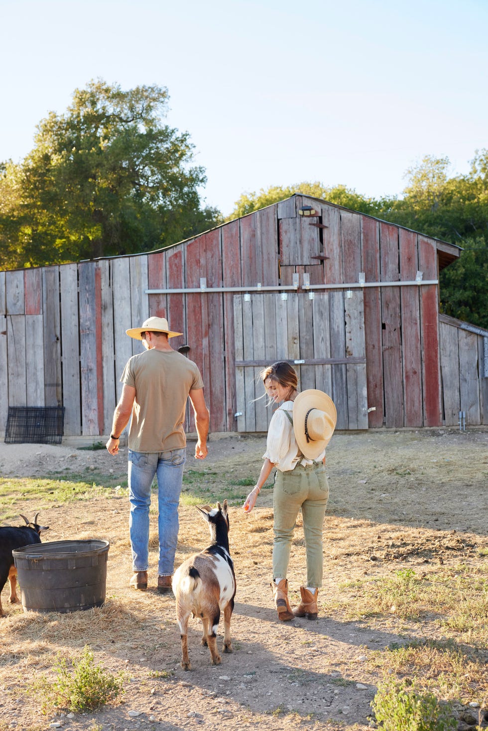claire zinnecker y adam mink han hecho una reforma integral en una granja de texas